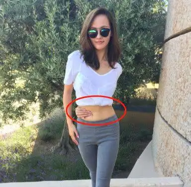 但依稀能够看到怀孕时的痕迹,所以自从生完孩子后张嘉倪穿衣服就很少