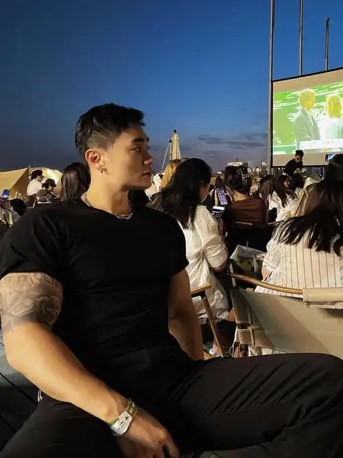 黑皮肌肉男的浪漫陪你看场露天电影