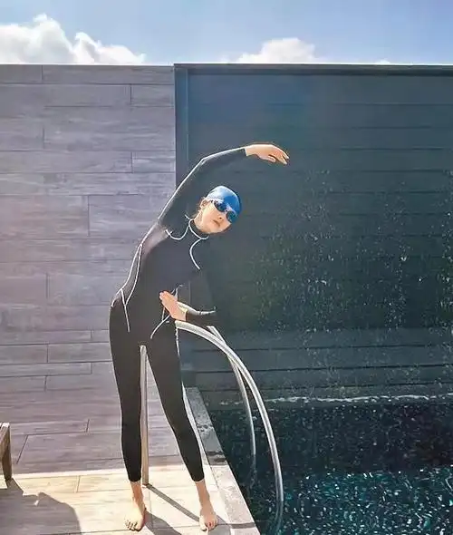 tvb换命真相女主角邓佩仪没被负面新闻影响心情大秀泳装照