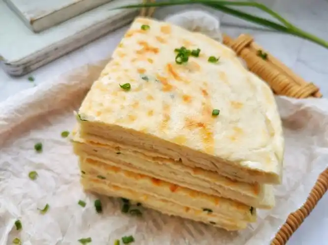 1斤面做5个,边做边吃,连菜都省了|葱花|油饼|发面_新浪新闻