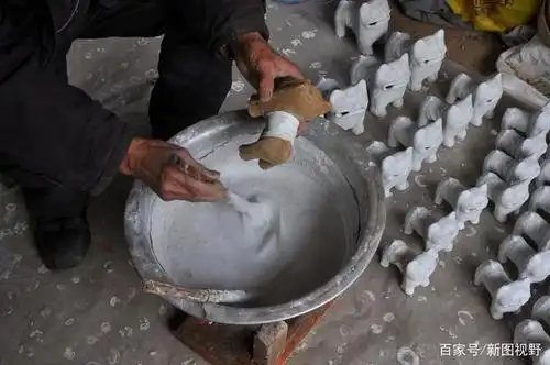 7旬农村老汉真会玩,用泥巴做成稀罕玩具,70岁老太太也来买