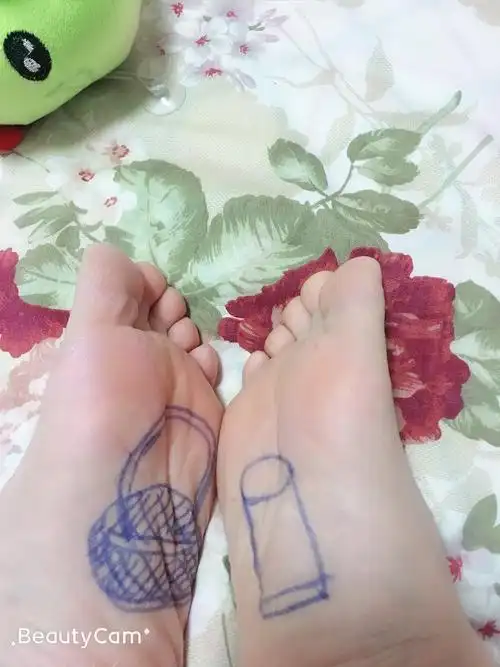 1807期 173 kitty day215:game:妈妈分别在自己的手心,脚心画上水桶