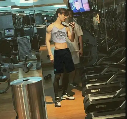 每日易星闻##白敬亭评论王嘉尔腹肌照