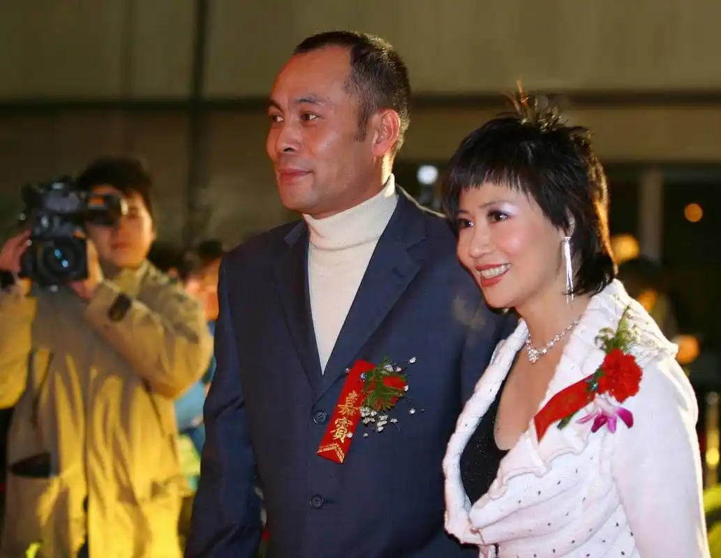 1989年,张光北和陈炜即将步入婚礼殿堂,却发现购买心爱项链的资金不足