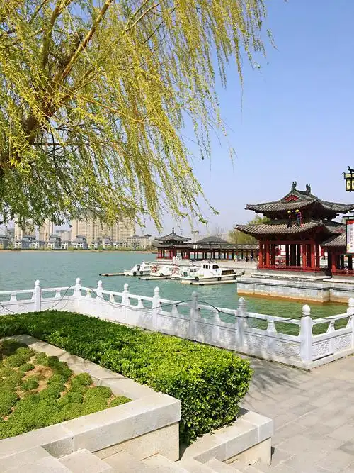 汴西湖东岸 春分春意浓