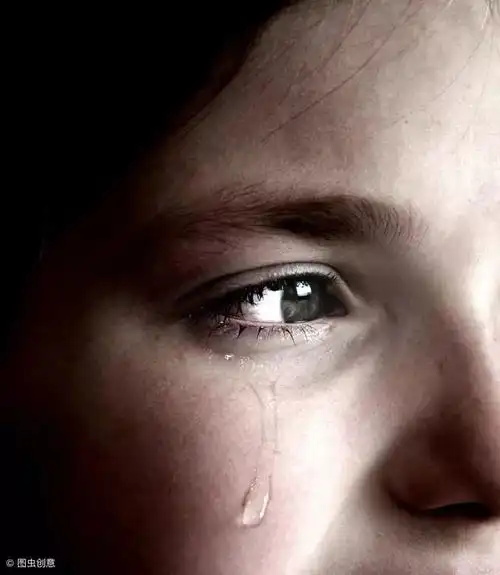 塔罗占卜选一滴悲伤的眼泪测有没有人偷偷的喜欢你