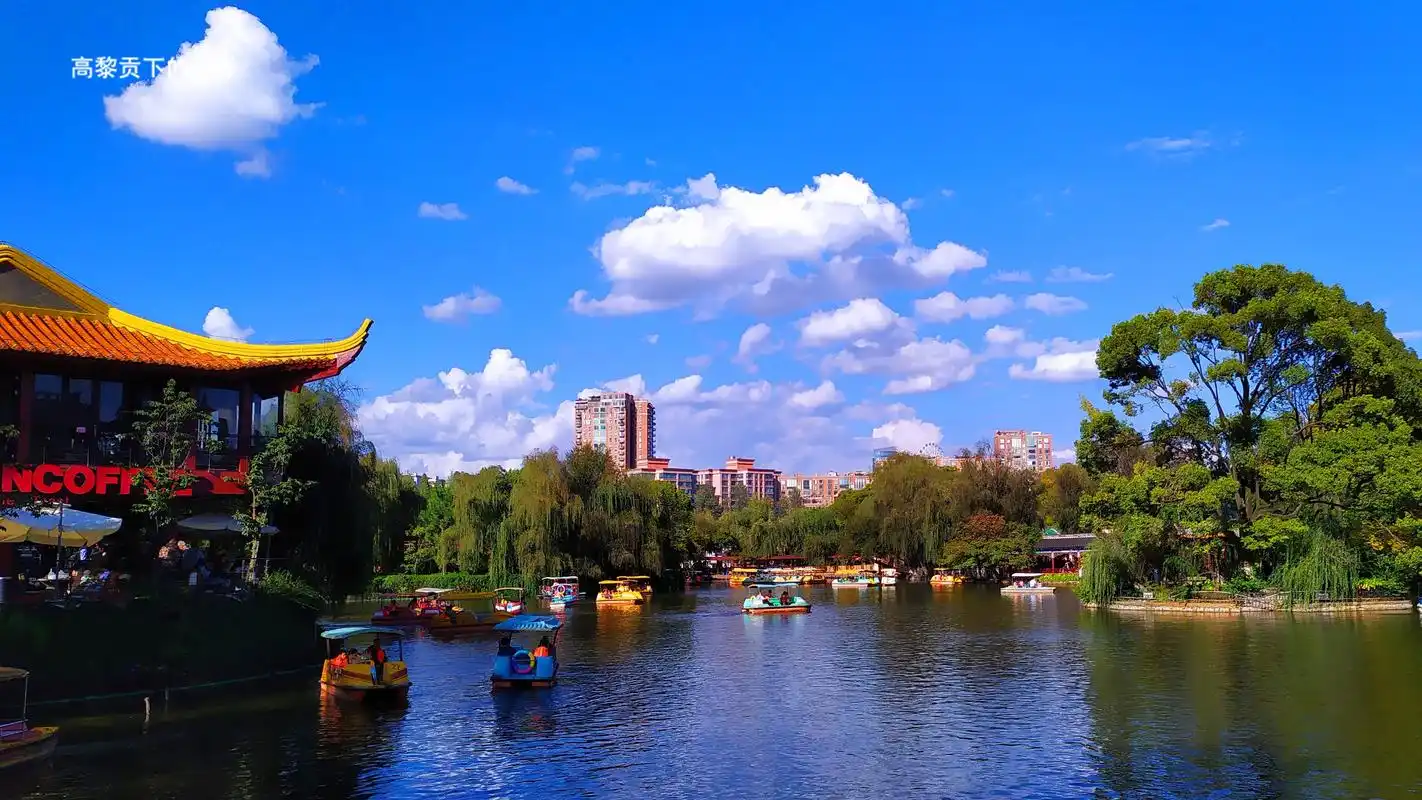 云南昆明翠湖公园随拍蓝天白云下的美丽景色置身其中如画中游