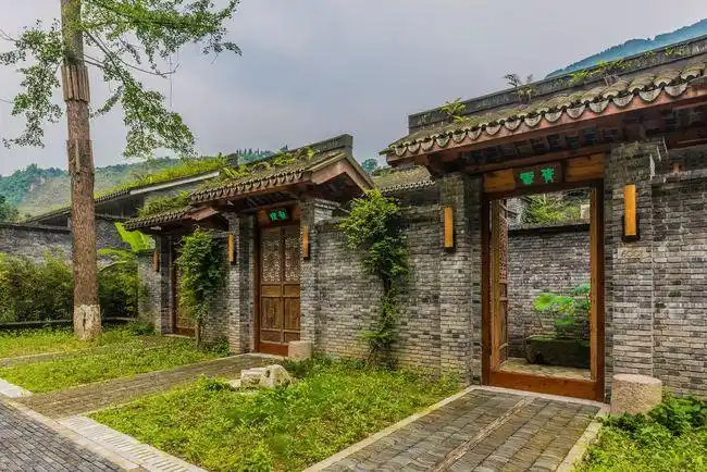 四合院的名字叫做"长水",诗情画意的房名再配上意境深邃的山水居图,极