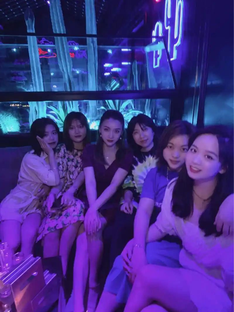 店名:贰麻酒馆 地址:峨眉旅博大道60号 _ 在成都的时候朋友带去过