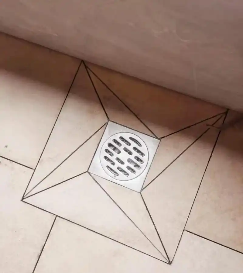 在广州买房装修遇到的第一坑就是地漏,图一是别人家地漏,图二是我家的