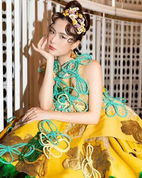 hoàng thùy linh,黄垂灵,亦讹译为"黄水灵",是越南女歌手,今年34岁.