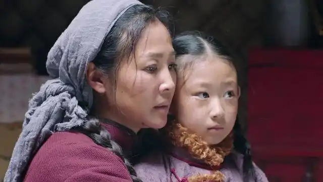 国家孩子:姑娘照顾小女孩时间长有了感情,如今要分开姑娘泪目了