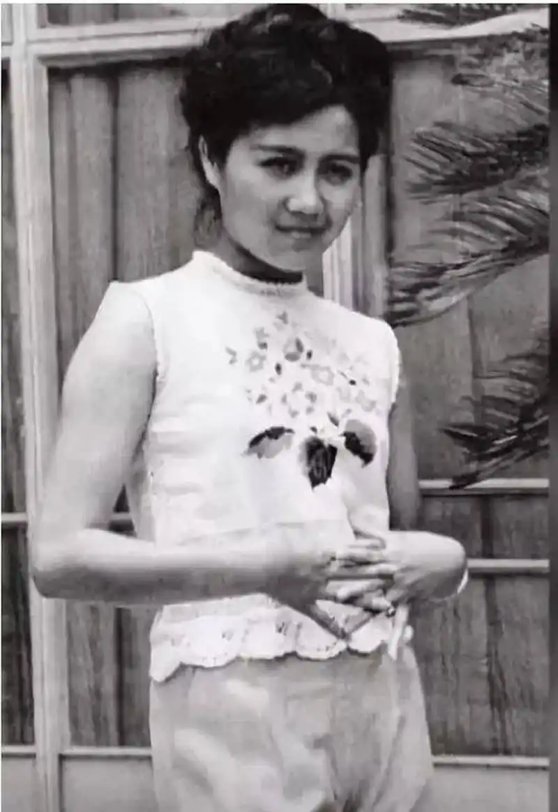 四太梁安琪年轻时,当年她也很爱跳舞,在聚会上和赌王一见钟情