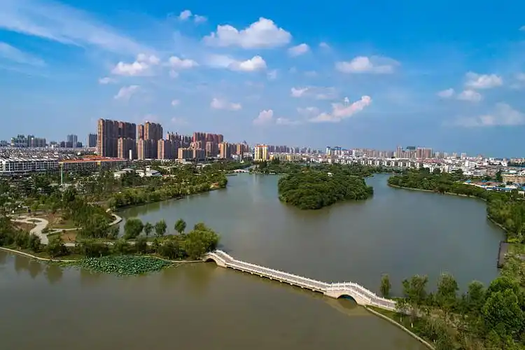 江苏省淮安市涟水县蓝天白云下的五岛湖公园_高清图片_全景视觉