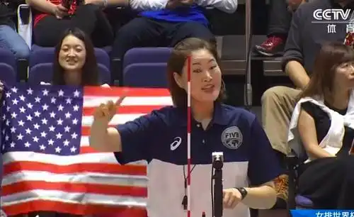 争议,美国队触网,韩国女裁判看回放却判没犯规,郎平朱婷很无奈