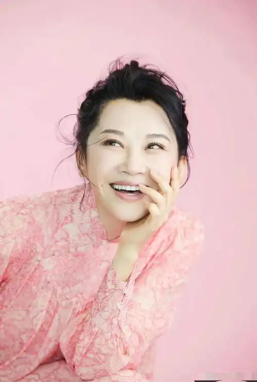 许晴近照曝光,穿粉色长裙53岁活似少女,网友:求冻龄小秘诀|许晴|冻龄