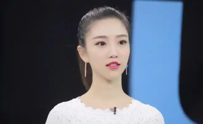 《新相亲大会》美女主持人太圈粉,颜值高笑容甜,大长腿尤其亮眼