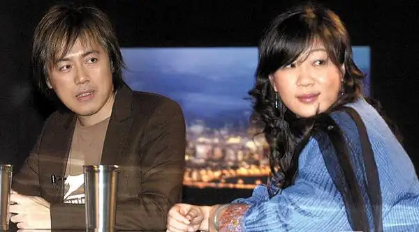 老狼(1968年)与妻子潘茜青梅竹马痴守近30年古巨基(1972年)与妻子