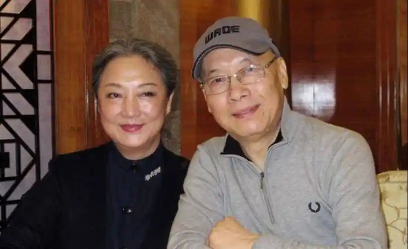 岳华:情断郑佩佩,不忠诚亦舒,与外国姑娘闪婚,和恬妮在一起15年_小说