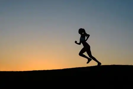 早上跑步的女孩对大自然.照片