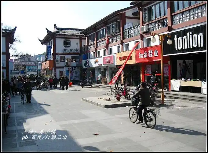 东林寺前,大片房子都被拆了,惟有这幢挂牌"孙旭初宅"的欧式建筑风格老