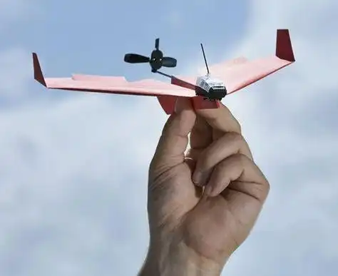 动力十足,配上 电动螺旋桨和锂聚合物电池等装备的 纸飞机甚至可以