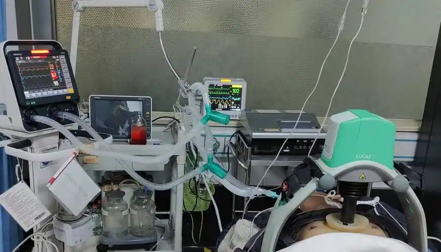 闪电号>媒体>高密融媒>心肺复苏同时,众人合力将患者抬进急诊抢救室