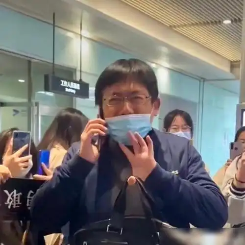 时代峰峻李飞被粉丝接机飞哥也体验了一把顶流明星被接机场面