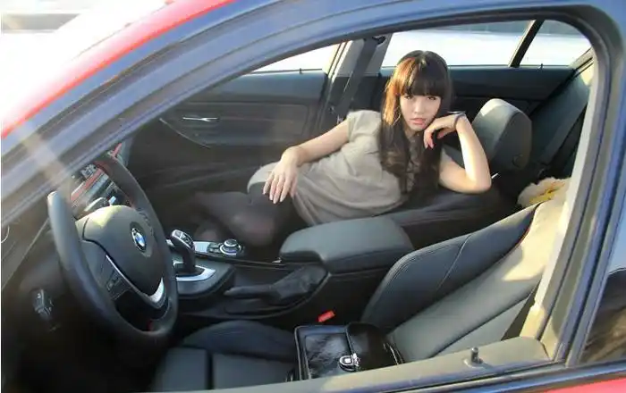 女人甜蜜的惊喜,美女来宝马车,红色小三系