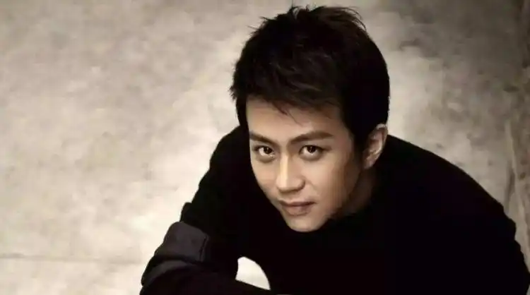 曾是孙俪前男友,本应恩爱却因母亲强制拆散,如今仍然单身