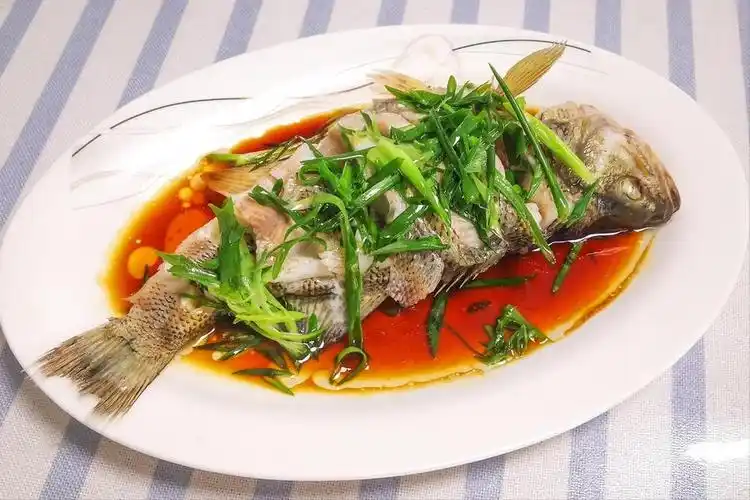 冬天吃鱼好处多清蒸鱼最忌抹盐调料只需5样鲜嫩多汁不腥气