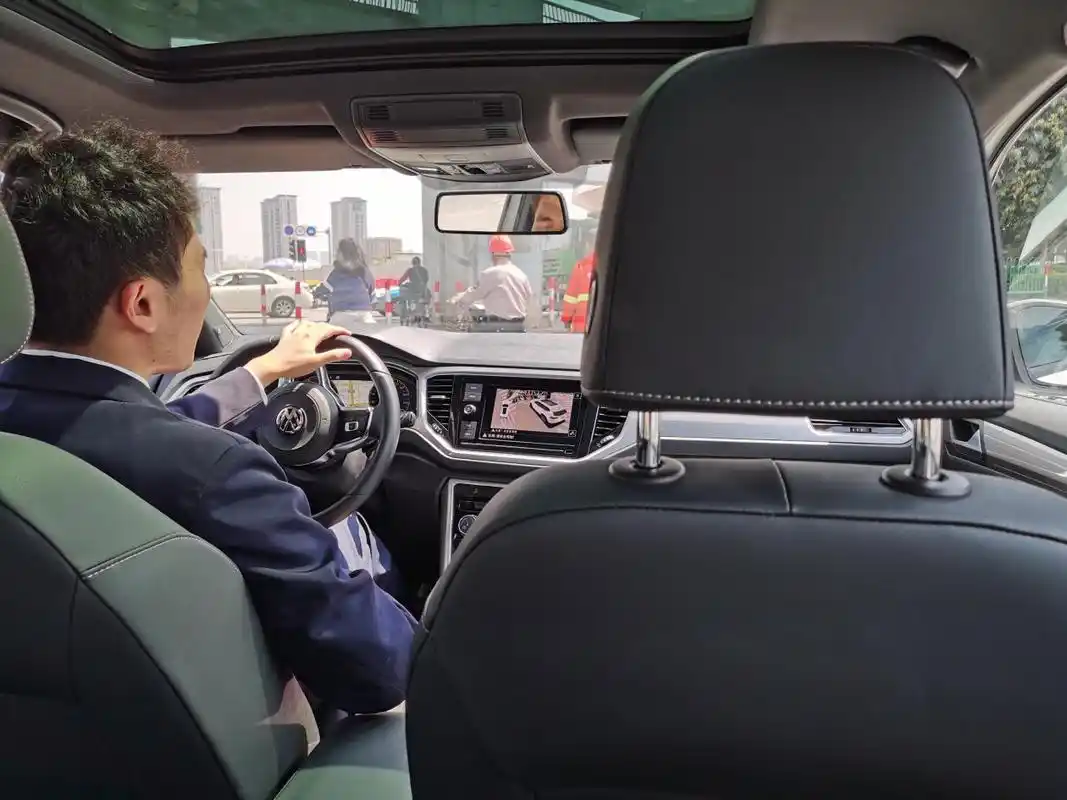 后排乘坐视角如上,坐后排时我还不知道前排的减震体验比后排差那么多