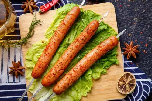 木板上摆放着烤火腿肠