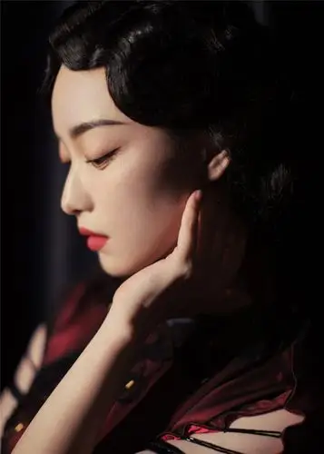 原创31岁倪妮旗袍造型又惊艳了,红唇卷发韵味十足,美艳民国风真配她