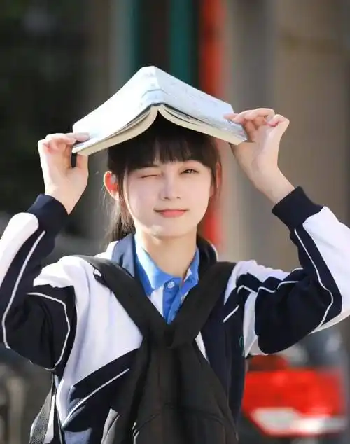 高二学生妹,高颜值清纯甜美迷人小姐姐,娃娃脸刘海马尾辫小仙女_光芒