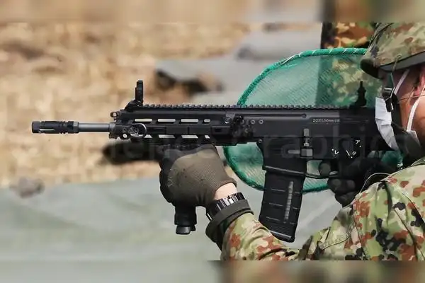 日本自卫队在实弹演练中用上最新款20式突击步枪