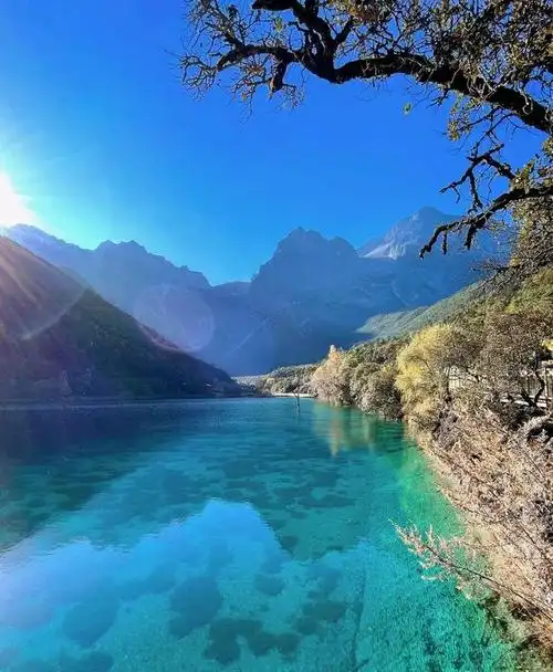 玉龙雪山脚下的蓝月谷,散落在人间的璀璨宝石