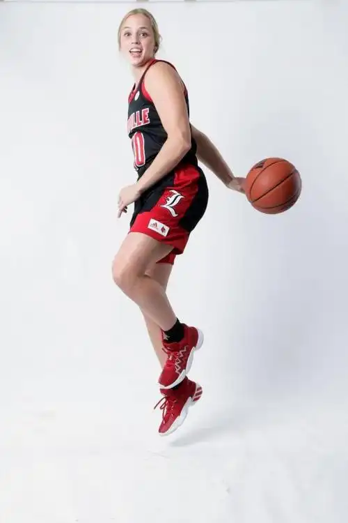 美国晴子海莉正式加盟路易斯安那定妆照活力四射