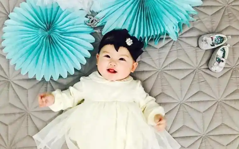 婴儿100天摆拍图片