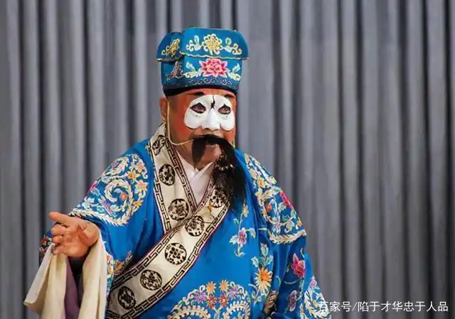 在表演中,着重于念白,故丑行演员须具备嗓音洪亮,口齿清楚的条件.