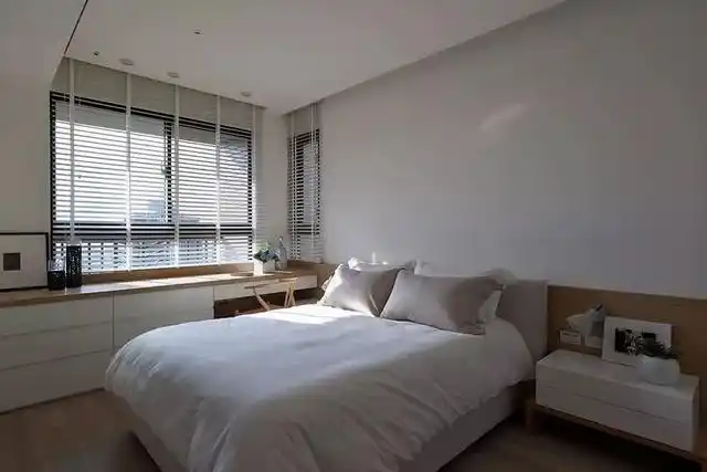 次卧整体比较简洁,同样是在靠窗布置了书桌与斗柜,床头墙的墙脚是木质