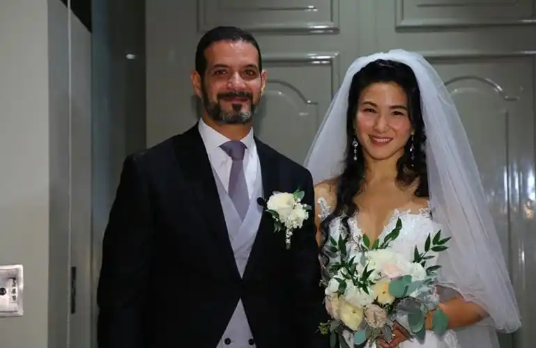 郑佩佩女儿晒孕照,手托孕肚笑容洋溢,嫁外籍老公感情稳定