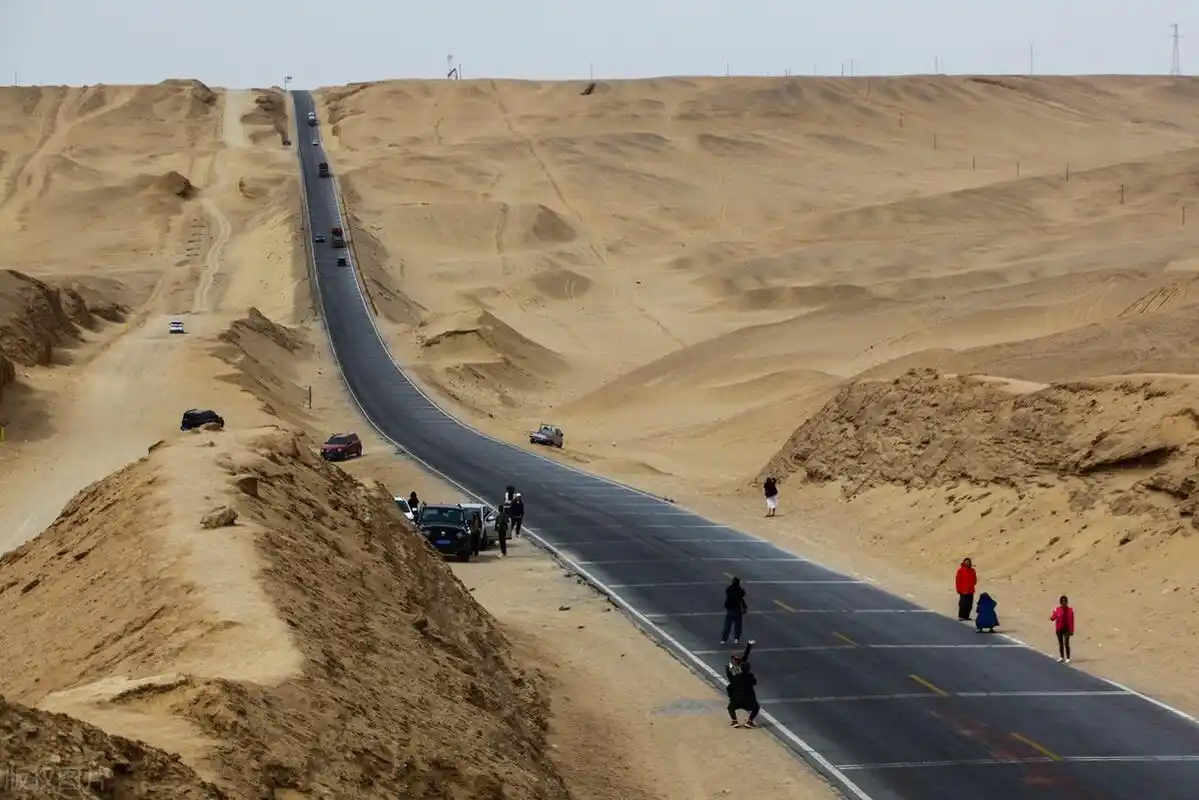 青海省海西蒙古族藏族自治州的一条u型公路近日成为了网红打卡点