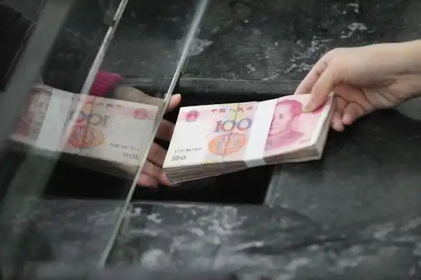 银行取钱多给3000元 老人如数退还