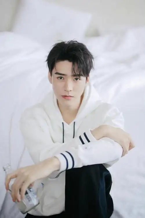 龚俊白色卫衣随拍写真简约干净温柔帅气的俊俊