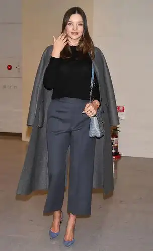 米兰达可儿携子冬季,穿粉衣换发型瘦太多,8岁亲人脸比可儿还圆