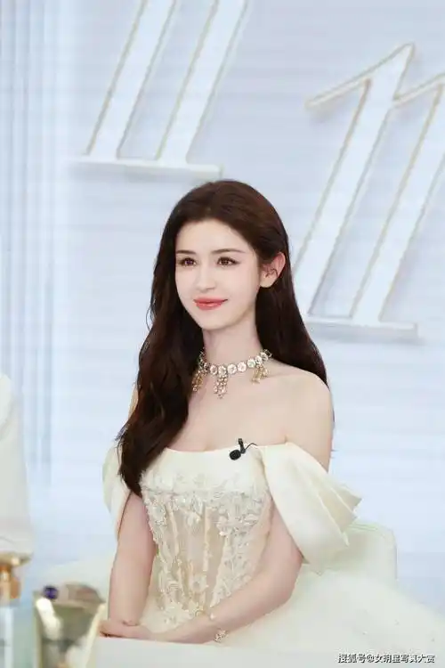 【哈妮克孜唯美写真】白色公主裙,温柔迷人,芭蕾舞者般优雅曼妙_品牌