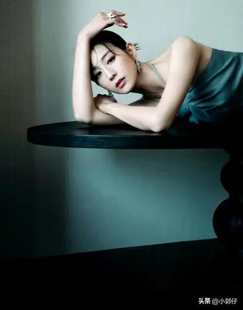 张钧甯最新活动美照,一袭蓝色挂脖子露腰鱼尾长裙,性感优雅气质