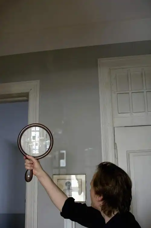 一个人,仅一个中年男性,一面,阴影,反光,光线,影子,拿,拿着,背面,阳光