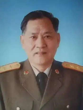 1964年晋升少将军衔.时任沈阳军区旅大警备区外长山要塞区政委.